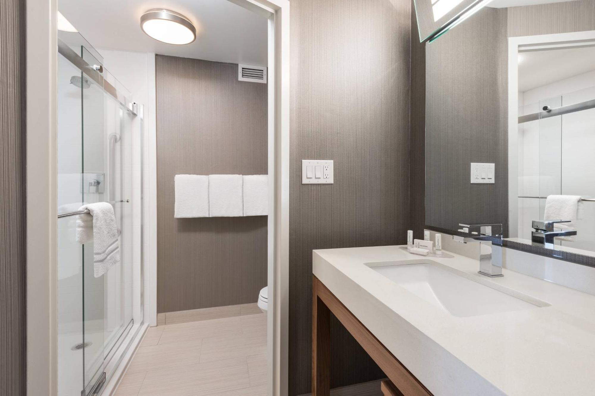 Courtyard By Marriott Toronto Vaughan Exterior photo