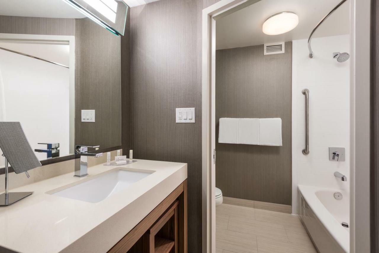 Courtyard By Marriott Toronto Vaughan Exterior photo